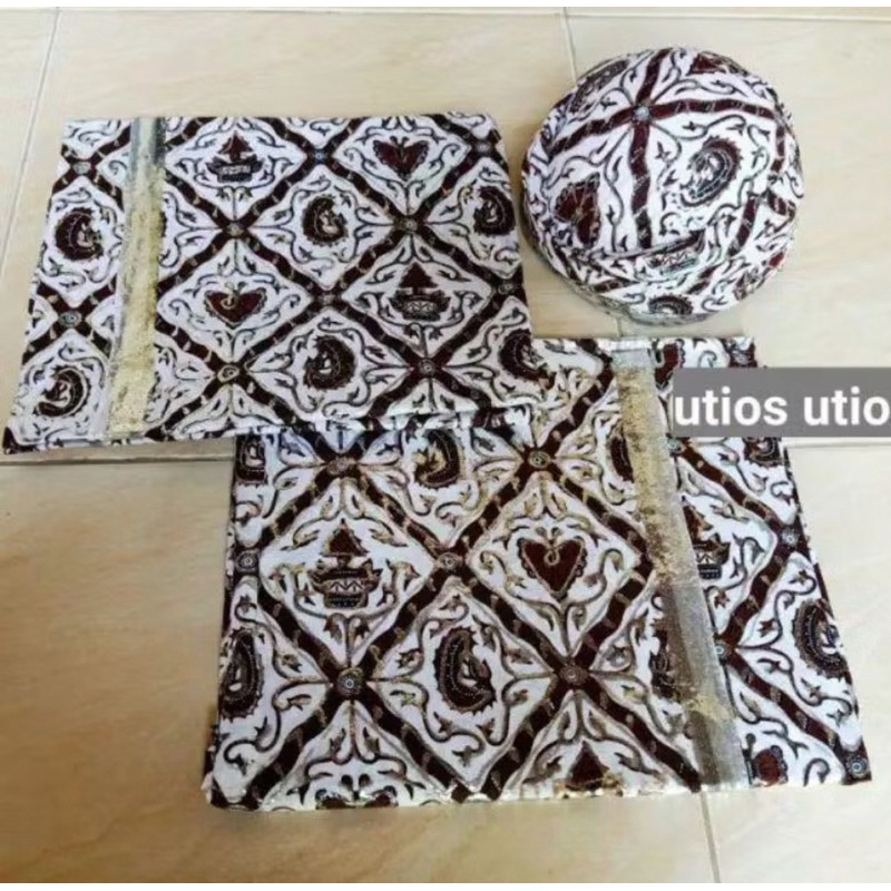 SEPASANG JARIK PRADA UDAH DIWIRU DAN ADA PEREKATNYA JUGA TERMASUK BLANGKON