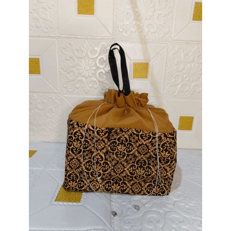 

TAS HAJATAN SPUNBOND SERUT BATIK CLASSIC Ukuran 22 x 22.TAS KOTAK NASI/TAS KUE/TAS ULTAH/TAS PARSEL/TAS SOUVENIR/GOODIE BAG