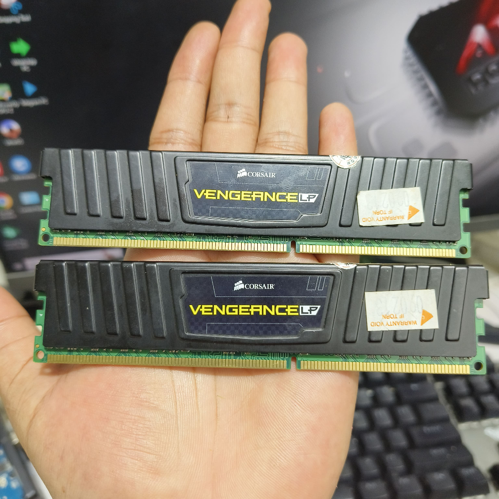 RAM GAMING CORSAIR 8GB KIT 2X4GB PC3-12800/1600MHZ DDR3 VENGEANCE LP HITAM  LONGDIMM