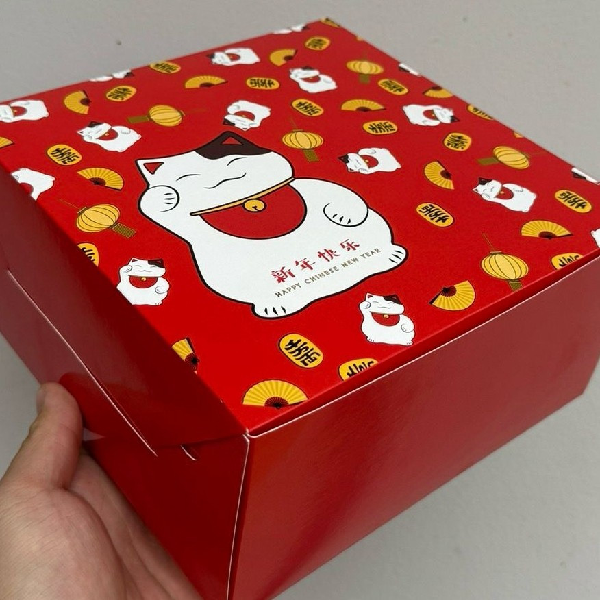 

(5pcs) Dus Imlek Motif Lucky Cat Merah Box kemasan Lapis Legit Kue Surabaya Size 20x20x10cm
