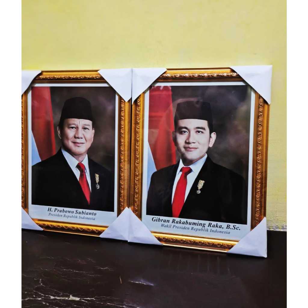 

PIGURA WARNA GOLD DAN GAMBAR PRESIDEN DAN WAKIL PRESIDEN PERIODE tahun 2024-2029
