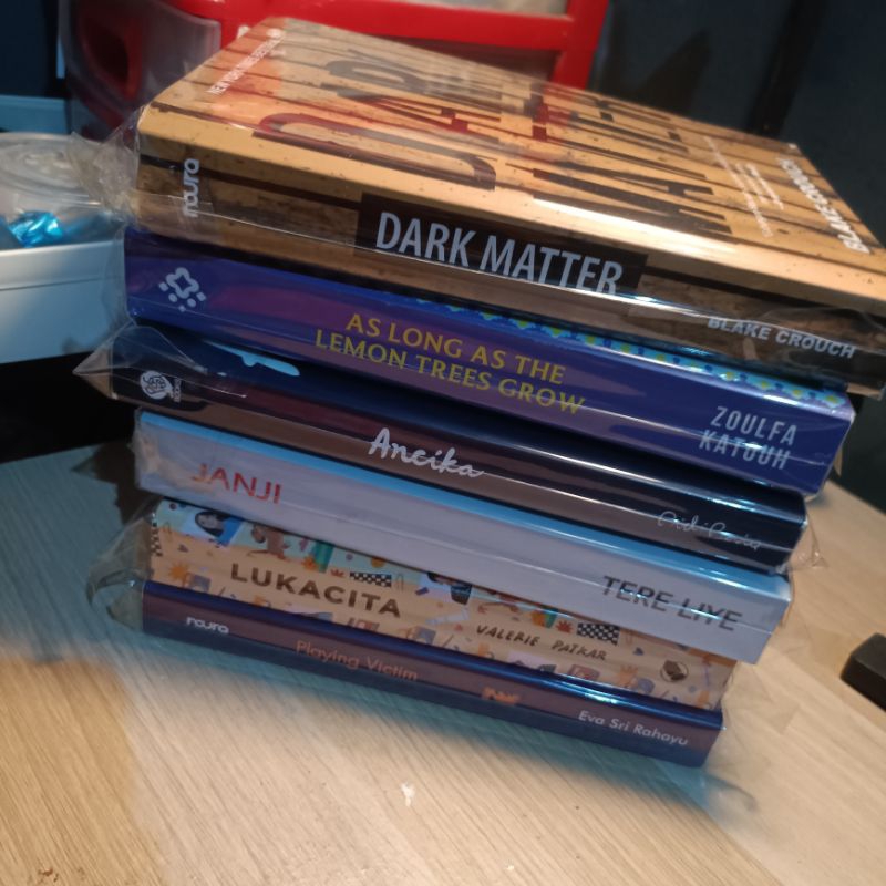 preloved novel fiksi : the socrates express, novel gentayangan intan paramaditha