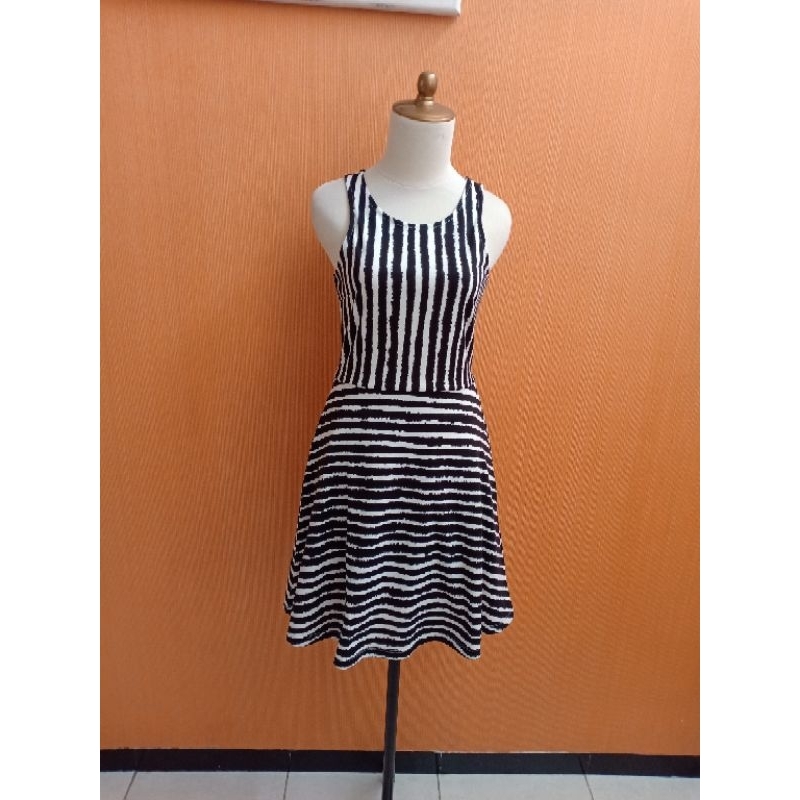 mini midi dress wanita hitam putih salur H&M cewek M kutung santai remaja dewasa