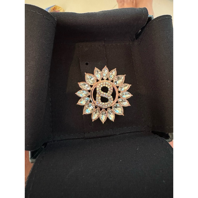 BROOCH BUTTONSCARVES