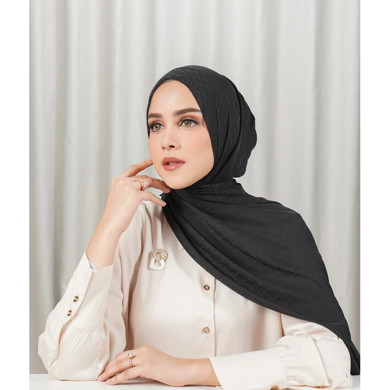 PRELOVED BUTTONSCARVES Tapis Satin Jacquard Shawl - Black & Hydrasilk Lip Tint Berry Blast