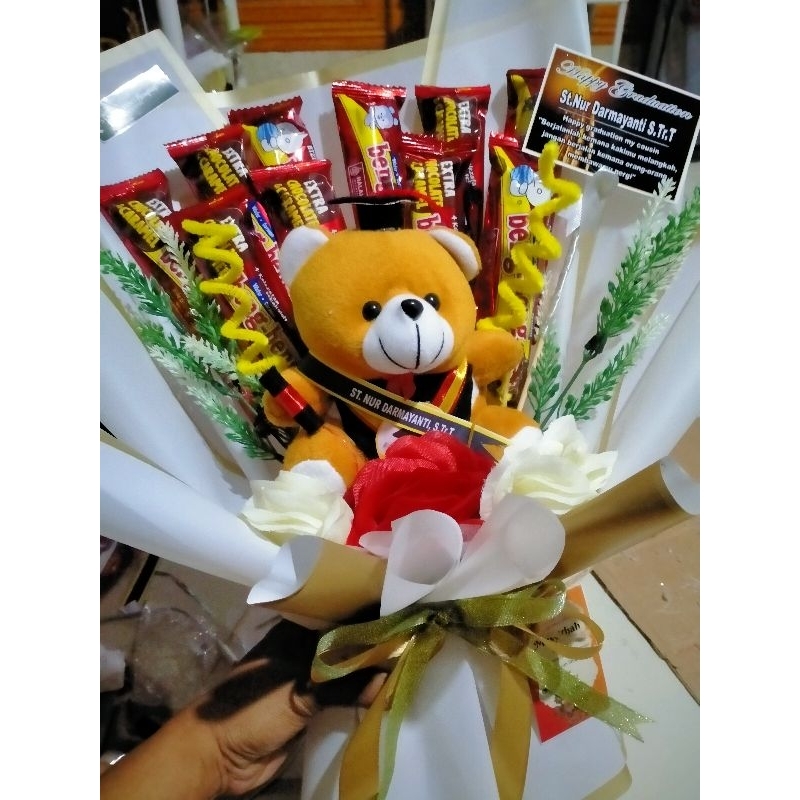 

Buket Snack beng beng boneka wisuda murah free nama dan ucapan