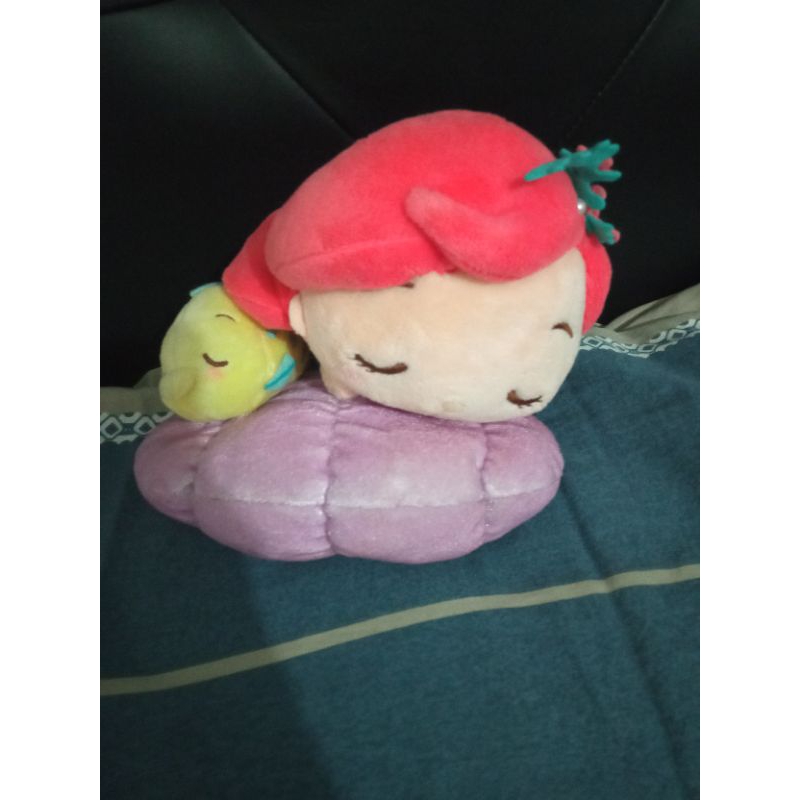boneka ariel diatas kerang