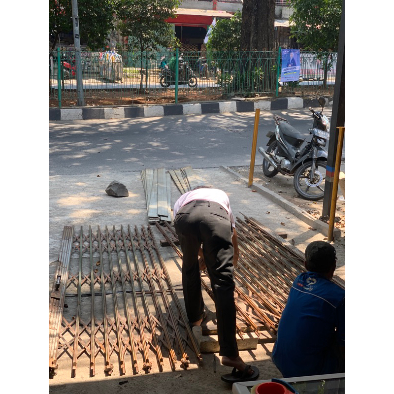 Service Folding Gate