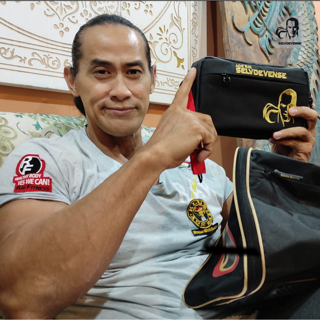 Handbag Selvdevense by Ade Rai