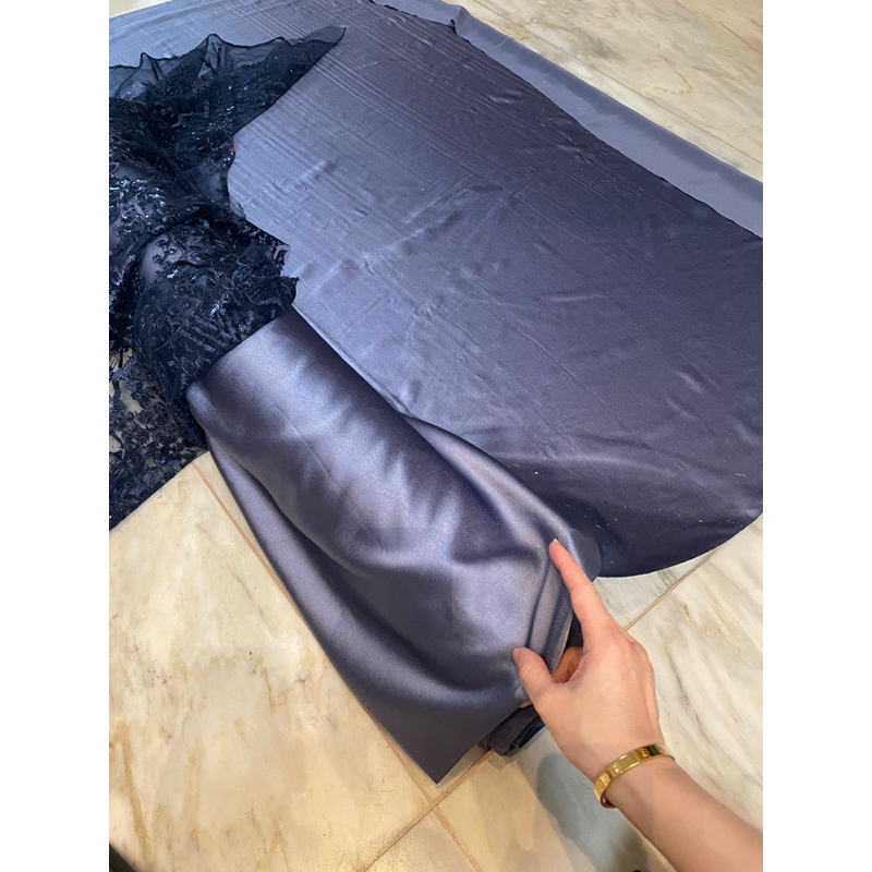 Bahan Kain Satin Maxmara Original Pure Silk Warna Dusty Navy Agak Keunguan Semi Silver Dikit