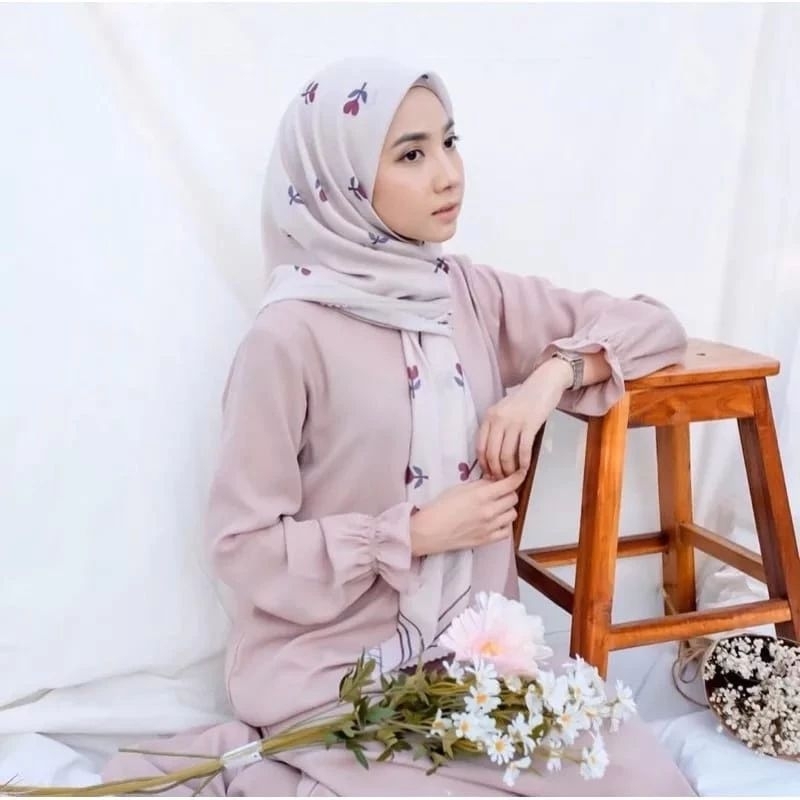 HIJAB SEGI EMPAT MOTIF TULIF PUTIH