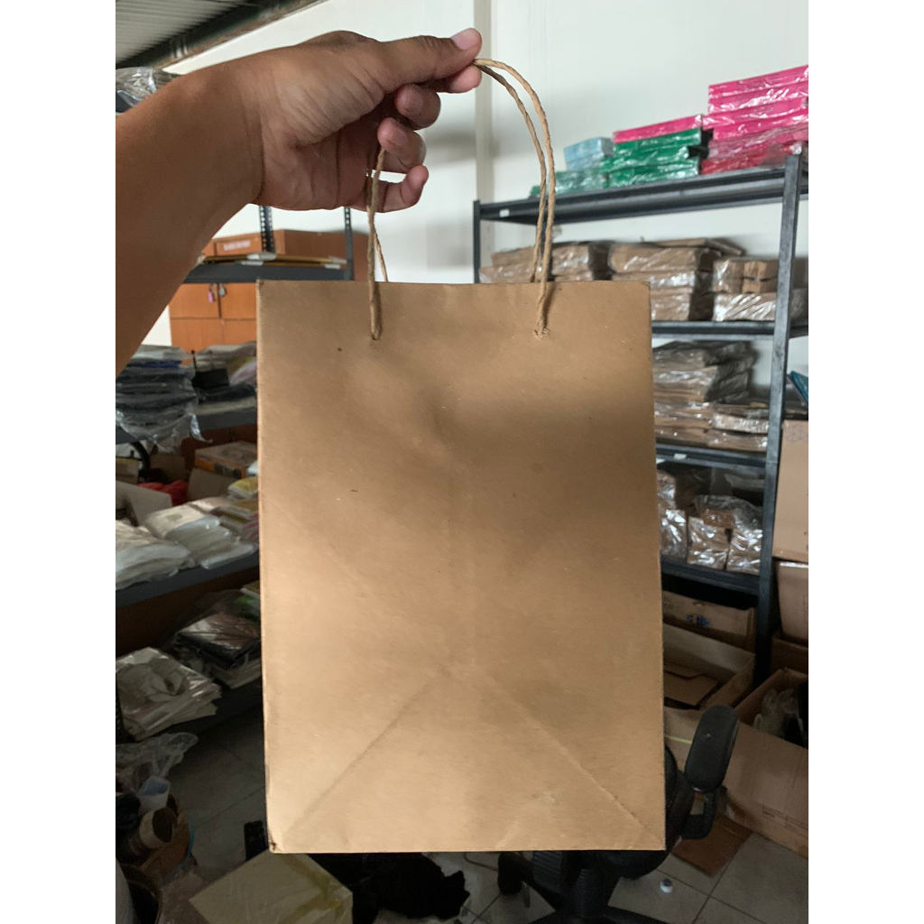 

Paperbag kraft coklat 17x16x25cm / paperbag coklat / tas kertas coklat / paperbag wedding / paperbag hajatan / paperbag kue / paperbag packing / paperbag toko