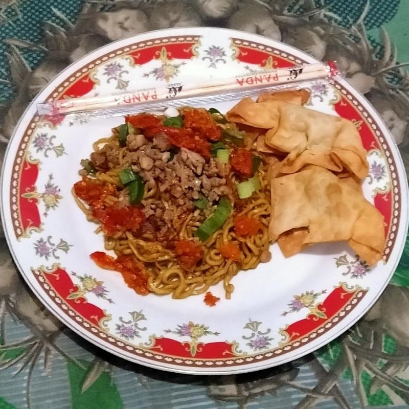 

Mie Gachor level 0, sedeng, pedas lengkap keripik pangsit