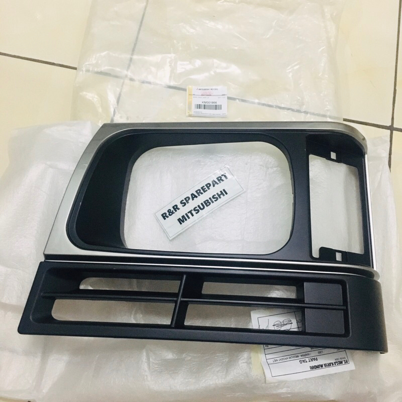 COVER LAMPU DEPAN L300 ORI / RING LAMPU DEPAN L300 BEZEL HEAD LAMP RH KM001867 / KM001866 ORIGINAL 1