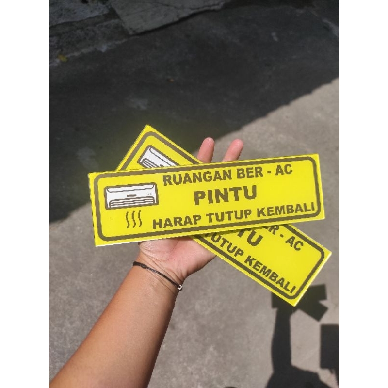 

Akrilik / Stiker Ruangan Ber Ac Harap Tutup Pintu Kembali