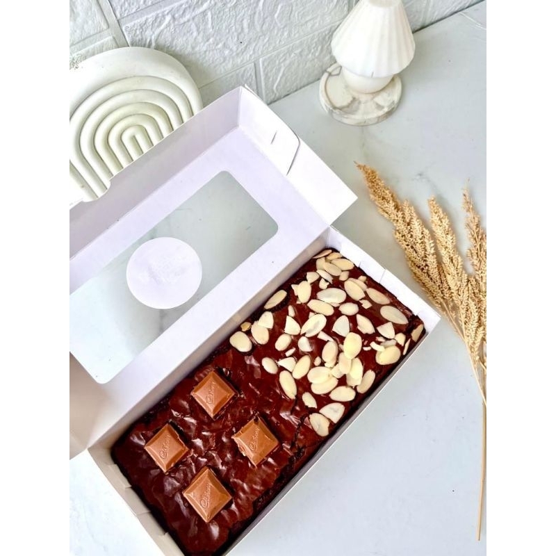 

Fudgy Brownies Premium / Dark Chocolate ( 22x10cm ) / Brownies Panggang / Brownies Ekonomis