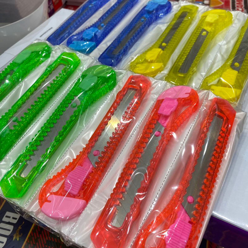 

CUTTER PLASTIK BESAR YAMATA / CUTTER PLASTIK RENCENG MURAH (1LUSIN=12PCS)