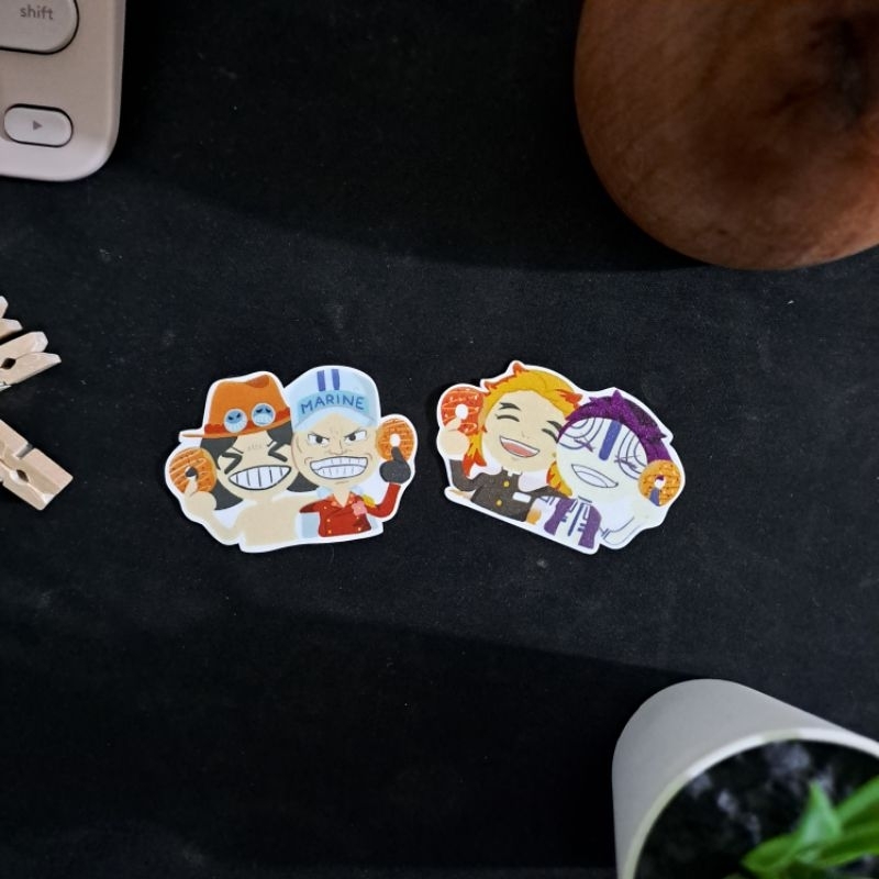 

[Avtoreen] Sticker Donat Trauma Therapy - Ace Sakazuki One Piece - Rengoku Akaza Demon Slayer | Vinyl Kulit Jeruk 6 cm