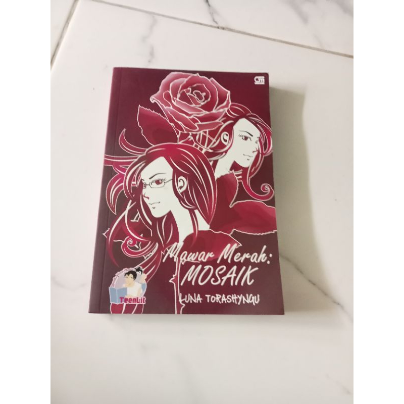 buku novel mawar merah mosaik Luna torashingu