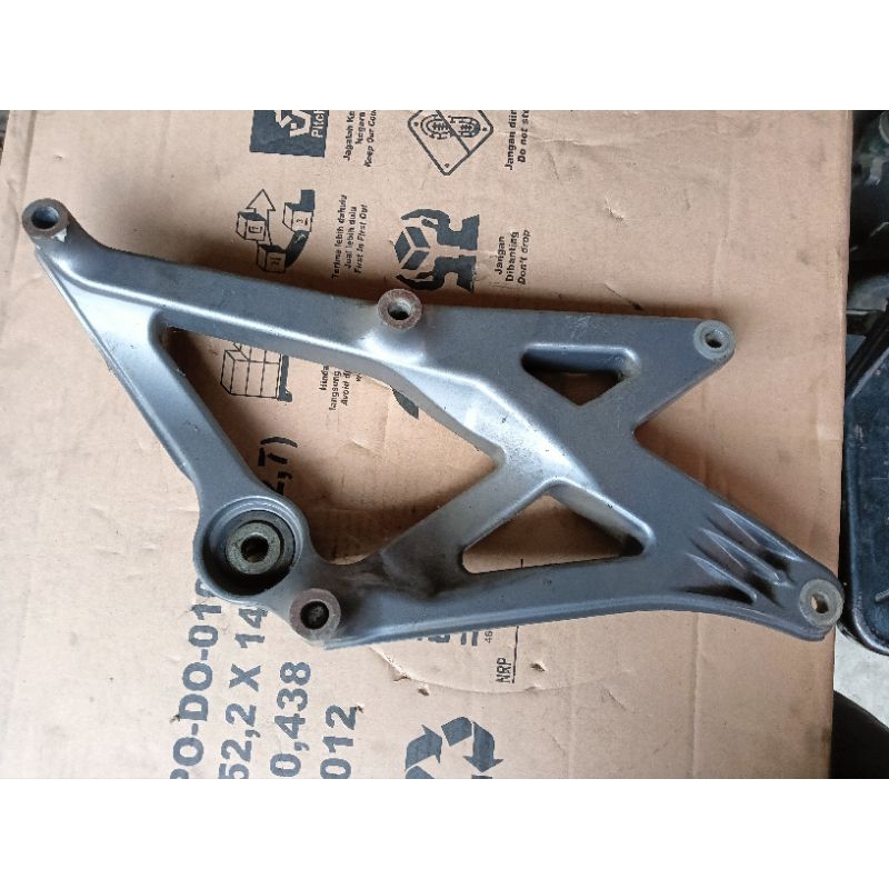 Swing Arm Dudukan Knalpot Yamaha Xeon 125 Karbu Asli ORI Original YGP Copotan Motor