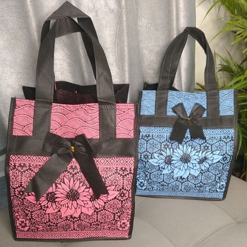 

tas hajatan spunbond/goodiebag/tas berkat 22x22 harga lusinan/NSPTB