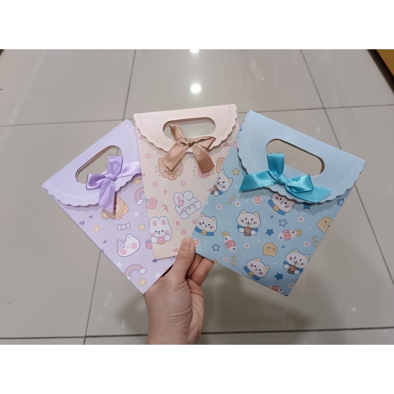 

Paper Bag Small Bahan Karton Glossy Model Tempel Motif Random Lucu