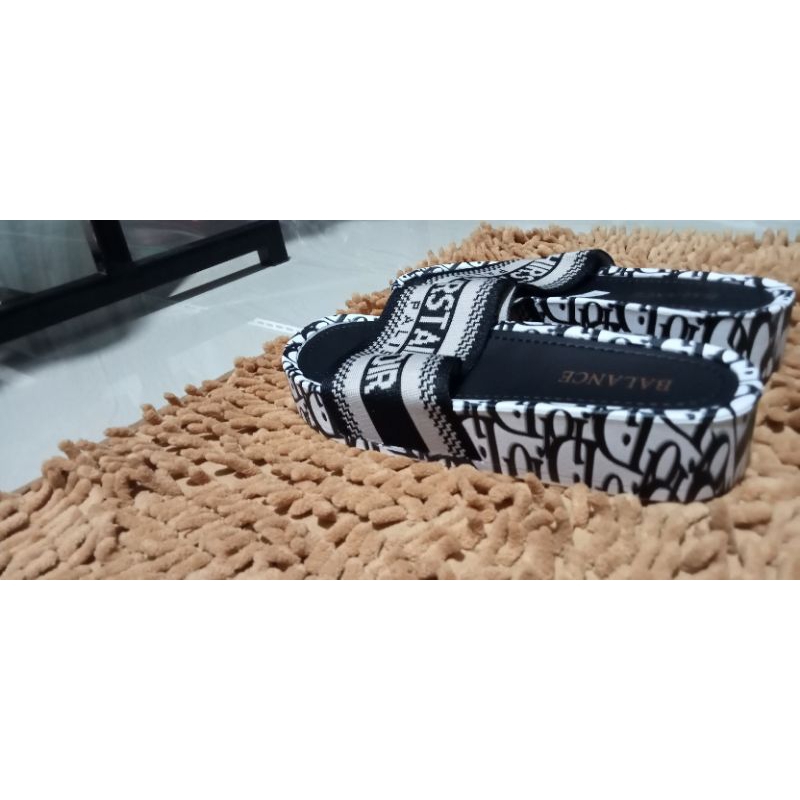 sandal wanita slop kasual motif dior