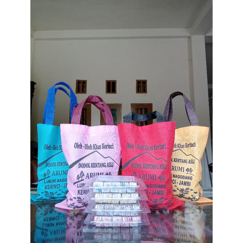 

Paket Dodol Kentang 4 kotak + 1 tas kecil (rasa random)