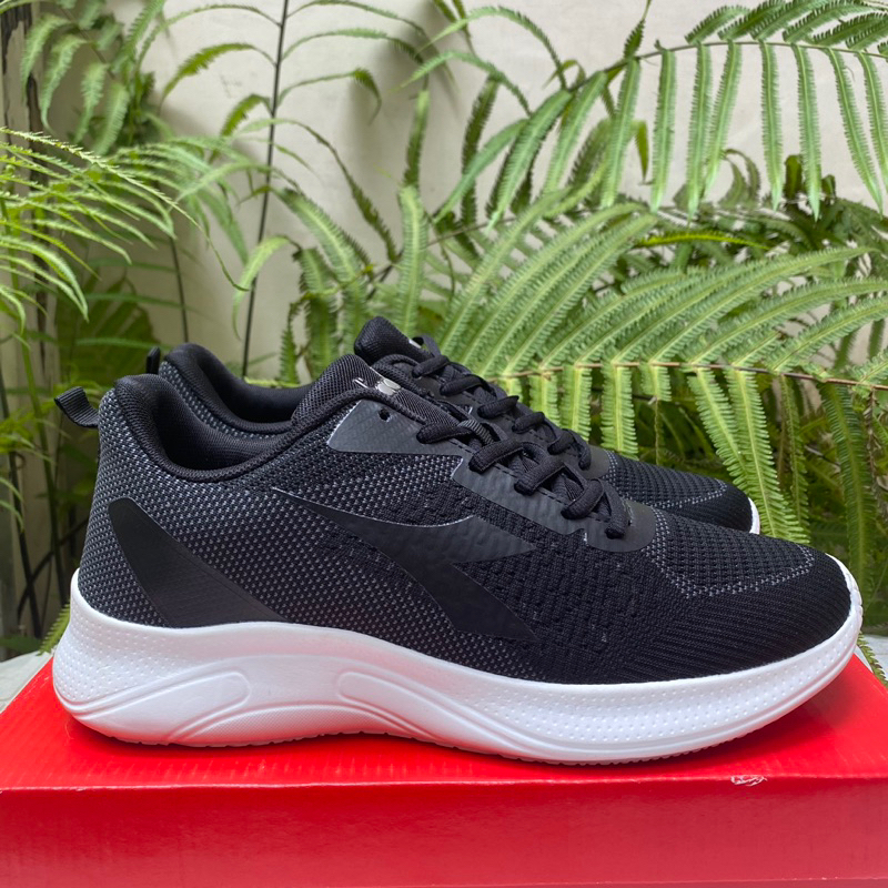 SEPATU DIADORA PRIA DIADORA FINNICK BLACK WHITE MAN SNEAKER RUNNING SPORTY RUNNING COD ORIGINAL