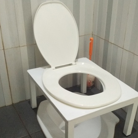 Dudukan Kursi Toilet Jongkok Portable Warna Krem Untuk Para Ibu Hamil dan Orang Tua Bisa Untuk Orang