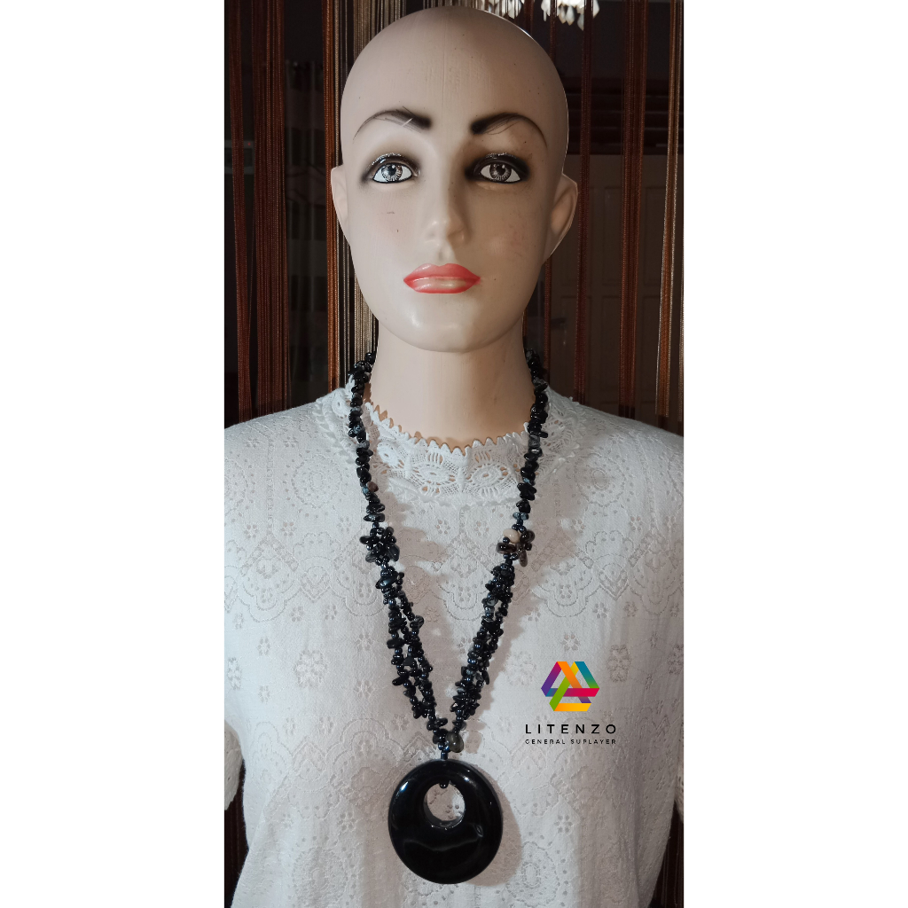 Kalung dan liontin dari batu mulia atau batu akik asli Kalimantan