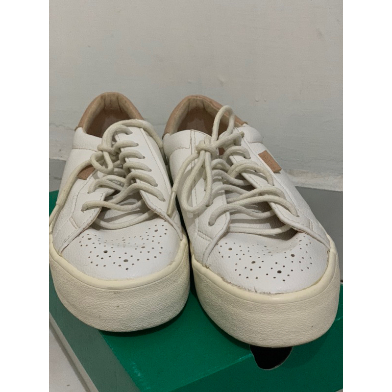 sepatu pull & bear putih