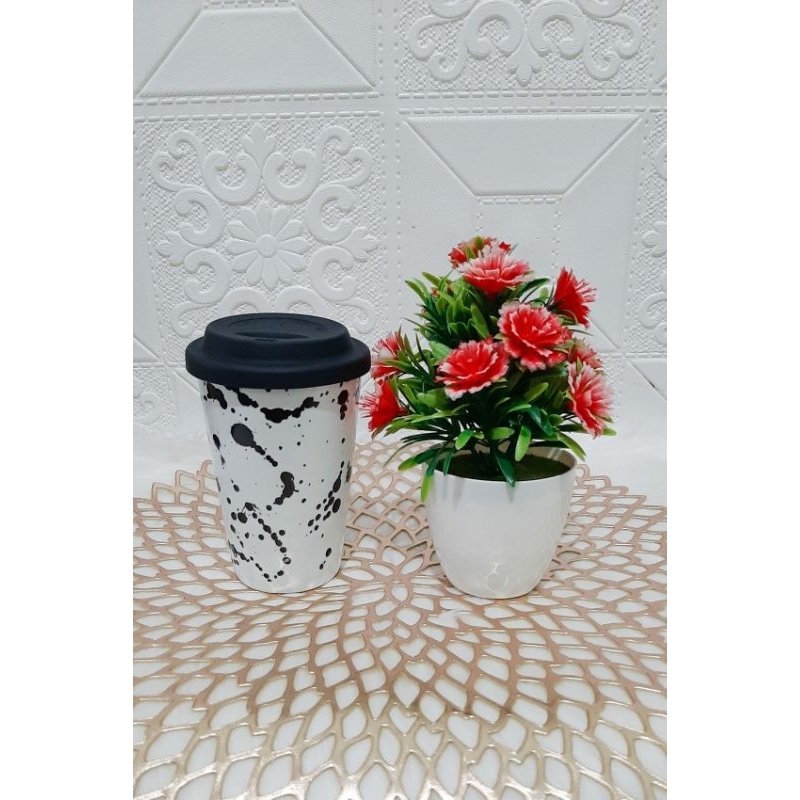 Mug Keramik - Tumbler Mug dengan motif Assorted serta tutup karet.