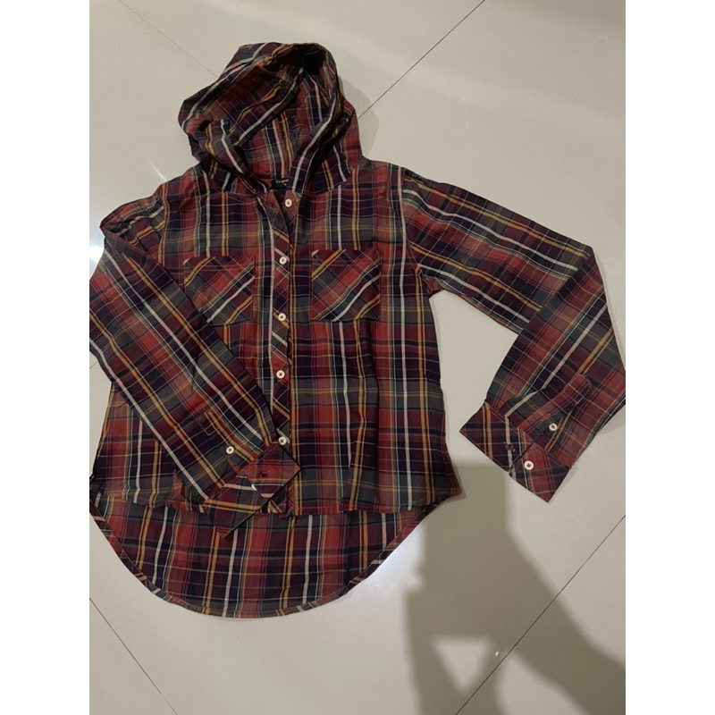 Kemeja Tirajeans semi crop size M-preloved