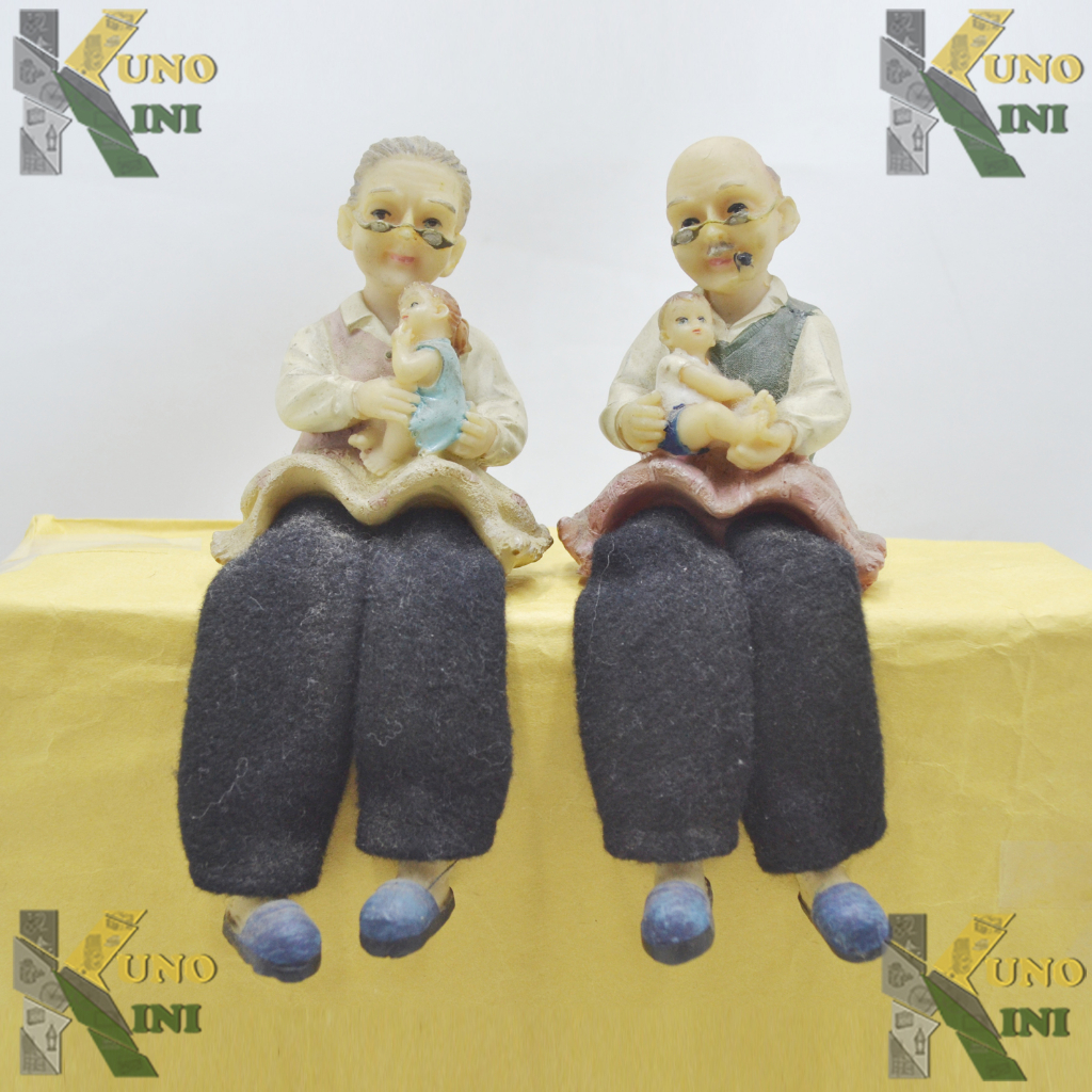 SEPASANG PAJANGAN SHELF PATUNG KAKEK NENEK DENGAN CUCU - 2 pcs