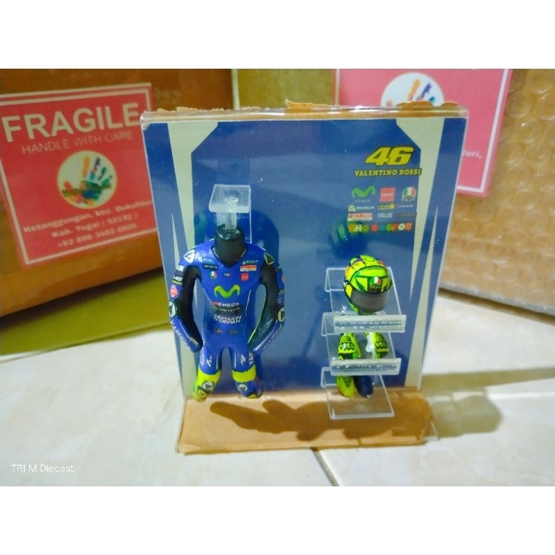 miniatur racing suit rossi 2017 skala 1:18