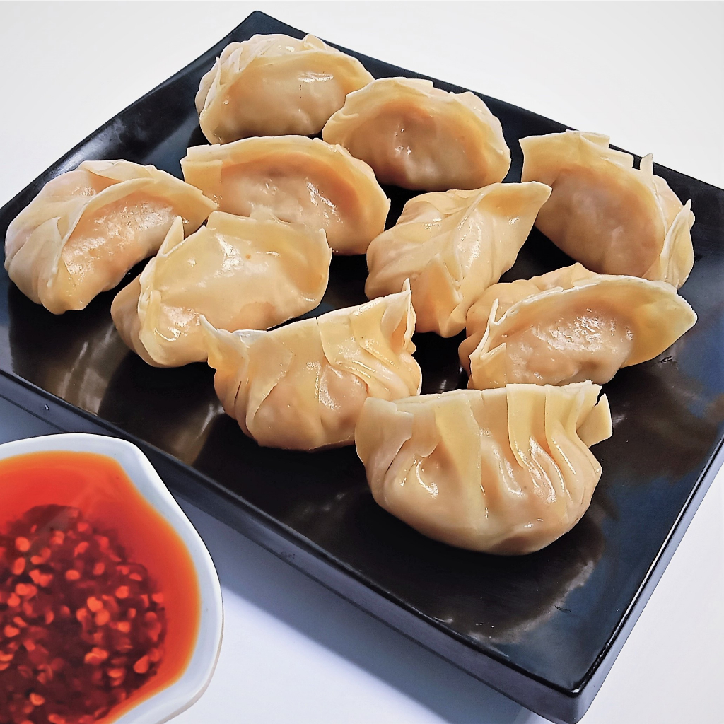 

GYOZA AYAM FROZEN/FROZEN FOOD HALAL GYOZA ISI 8 PCS/GYOZA PESONA KULINER JEPANG YANG MELELEH DI MULUT / GYOZA LEBIH DARI SEKEDAR PANGSIT TAPI SEBUAH KARYA SENI KULINER