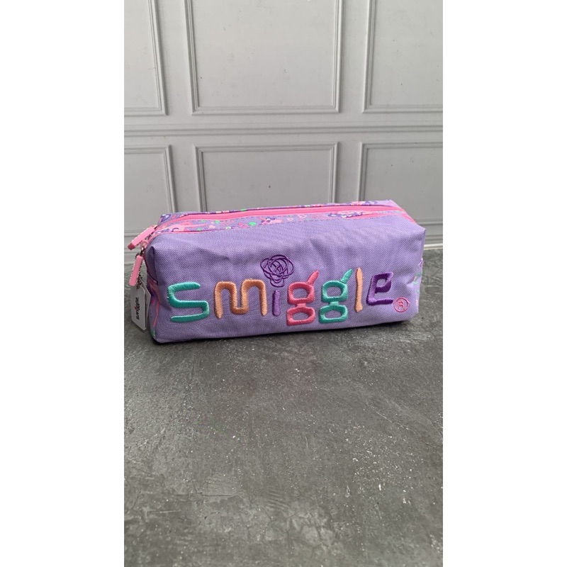 

TEMPAT PENSIL SMIGGLE