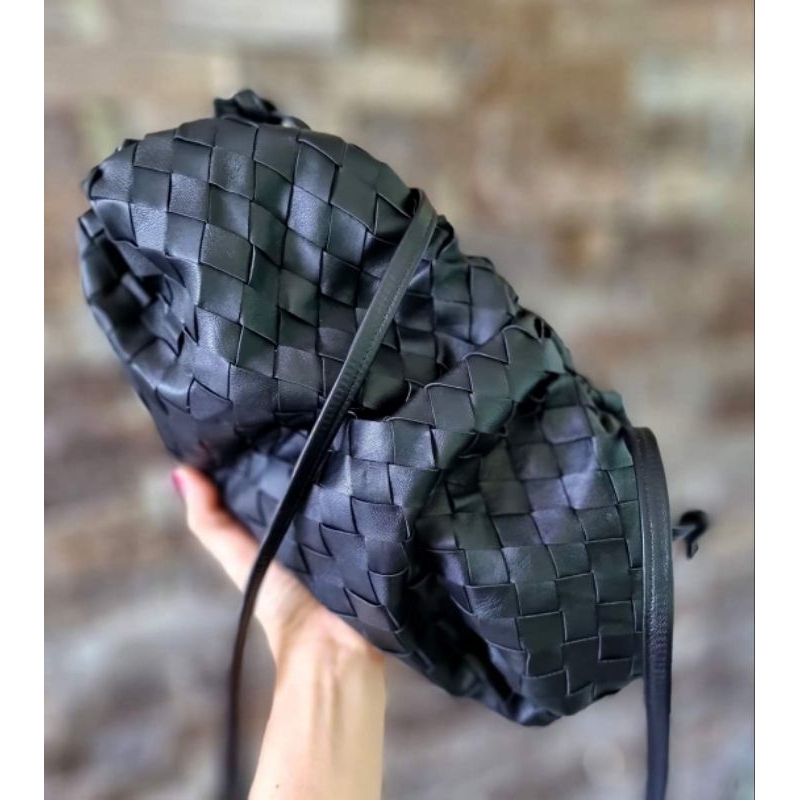 bottega anyam kulit domba model clutch Floi