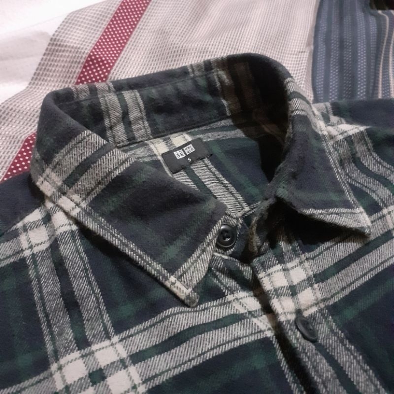 Uniqlo Kemeja Flannel Kotak Hijau Army Gelap-Olive Lengan Panjang S