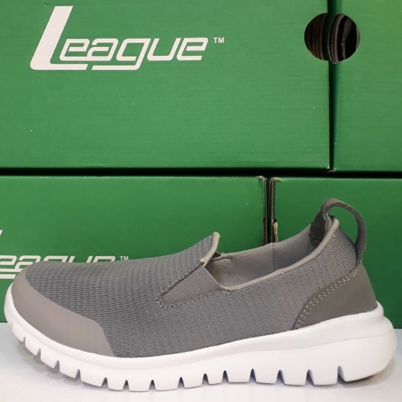 Sepatu slip on cowo league