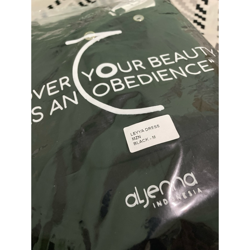 Leyya Black M NWT