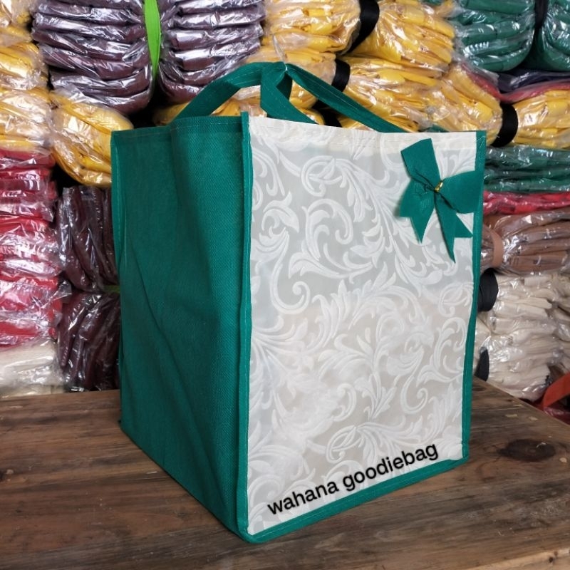 

Harga Lusin Isi 12pcs Tas Hajatan Tas Pita Embos Kombinasi 22x22x30 Real [70Gsm]