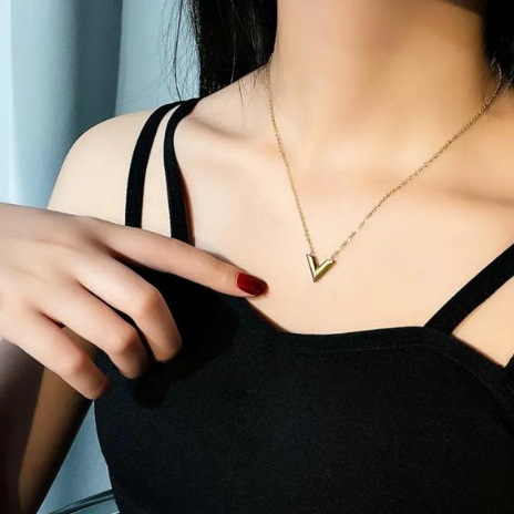 K76 Kalung Huruf V Titanium Wanita Premium Mewah Fashion Korea