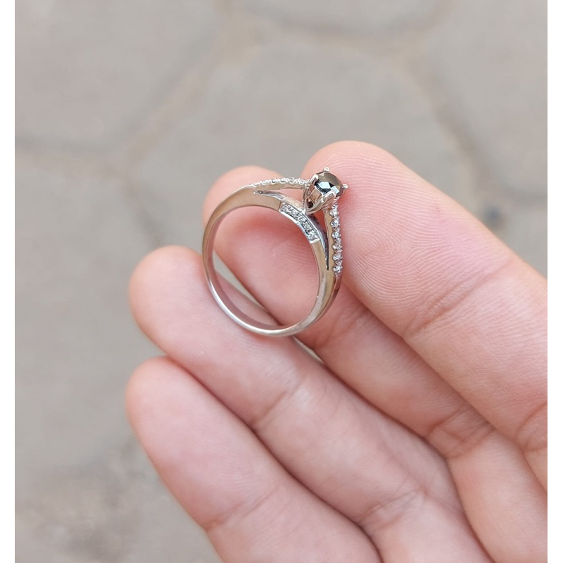cincin wanita berlian hitam