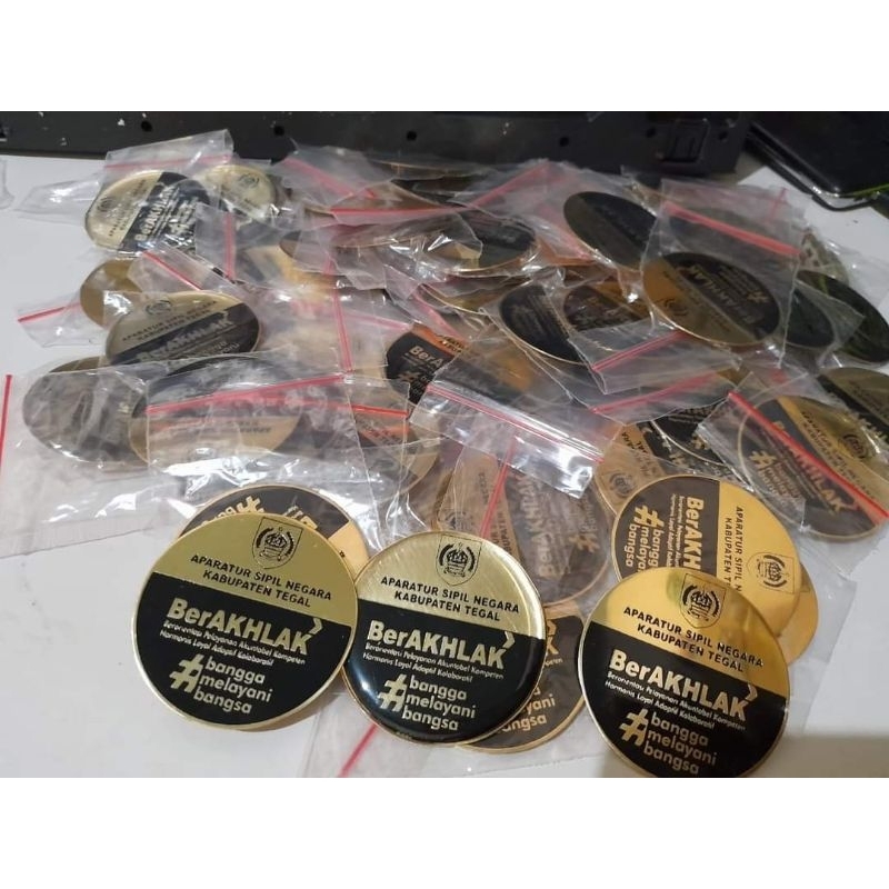 Pin ASN BerAkhlak Lencana ASN BerAkhlak PNS PPPK P3K Kabupaten Tegal Pin Lencana Kuningan Grafir Fib