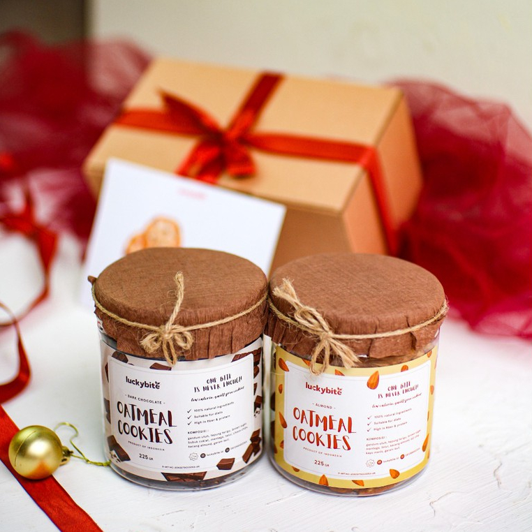 

DISKON HAMPERS / GIFT BOX / KADO - OATMEAL COOKIES 2 JAR + FREE GREETING CARD + PITA + BUBBLE WRAP