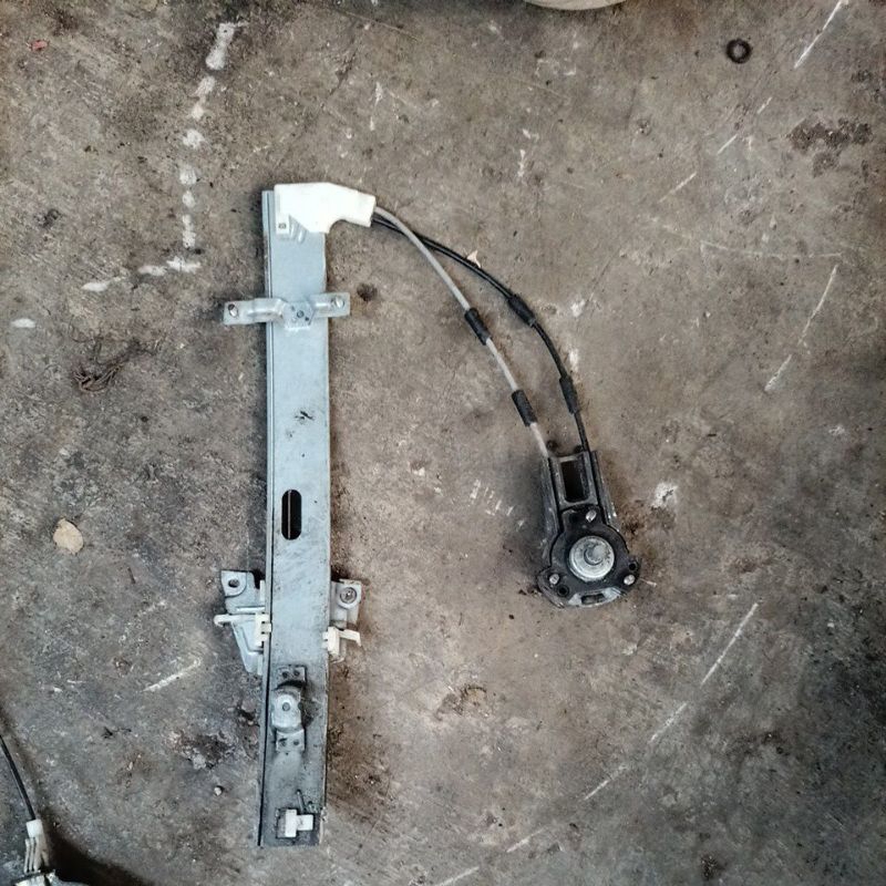 regulator kaca pintu kiri depan Ford laser GL/sonic