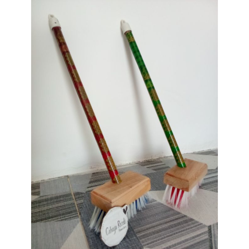 Sikat Lantai Kayu Gagang Panjang