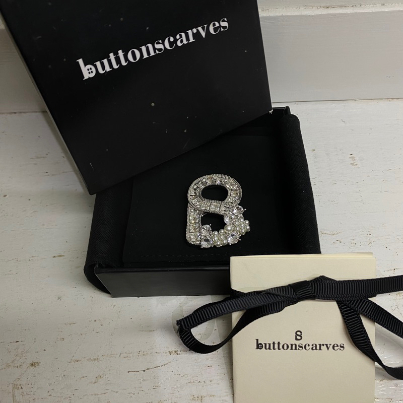 preloved BUTTONSCARVES the alphabet brooch B silver original bros